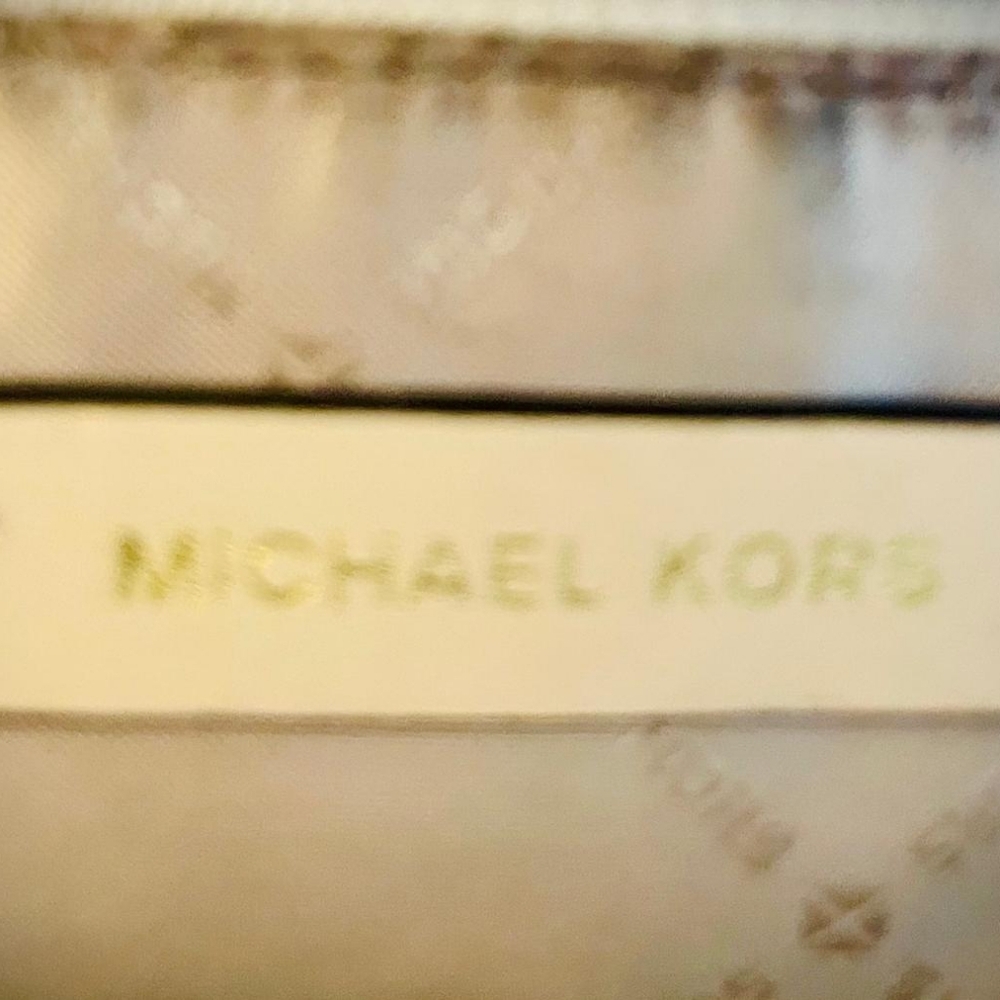 MICHAEL KORS SIGNATURE TOTE BAG BEIGE 17X10.5 INCH. LIKE NEW! - Picture 3 of 4